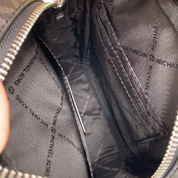 MICHAEL KORS
Jet Set Travel Medium Signature Logo Crossbody Bag
COLOR BLACK - Picture 13 of 15